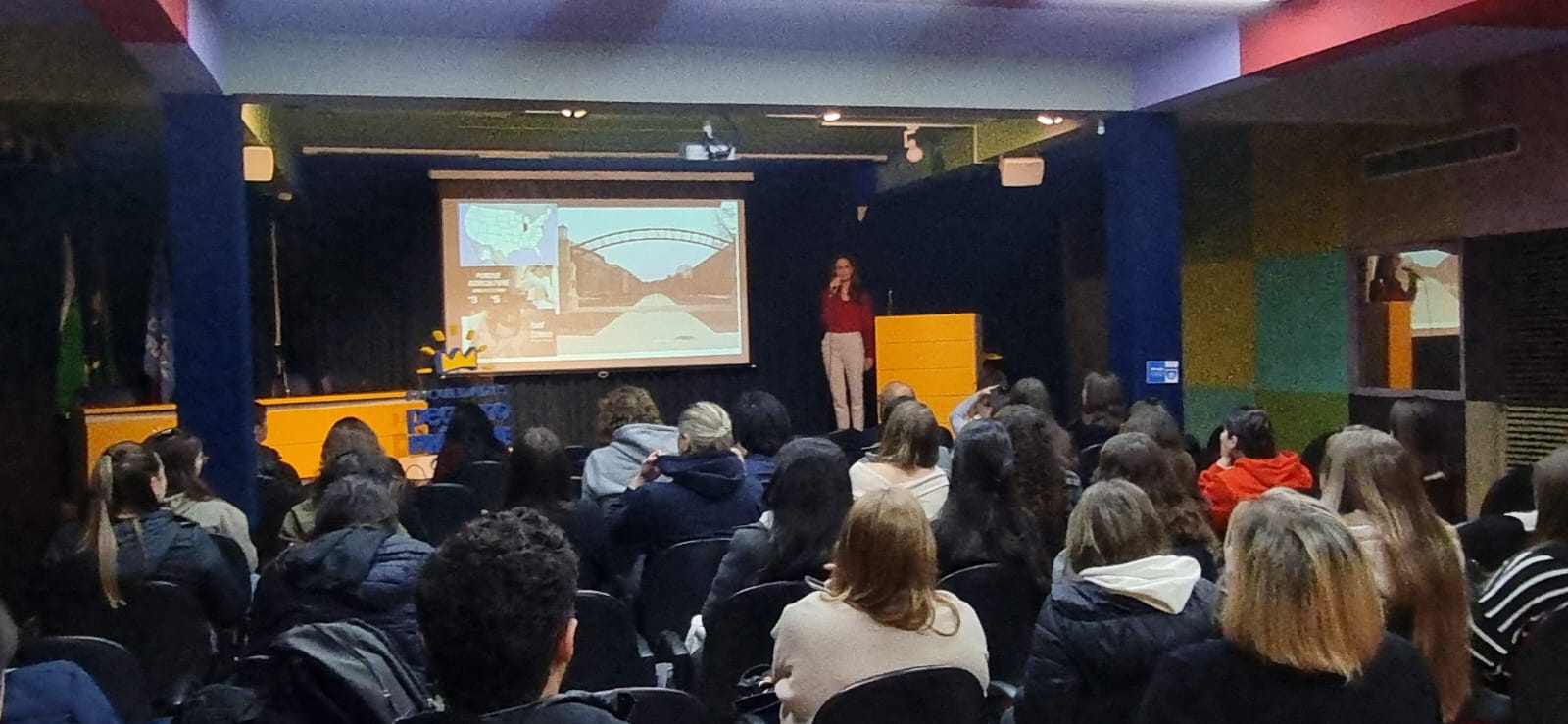 Pesquisadora de universidade dos EUA compartilha trajetória e saberes em palestra 